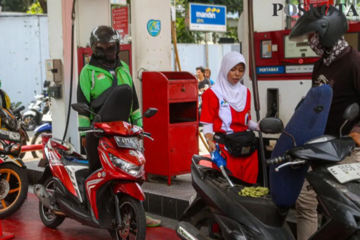 Sejumlah pengendara sepeda motor dan mobil antre mengisi BBM di salah satu SPBU kawasan Kramat, Jakarta Pusat, Kamis, 3 November 2024. (Sumber: Poskota/Ahmad Tri Hawaari)