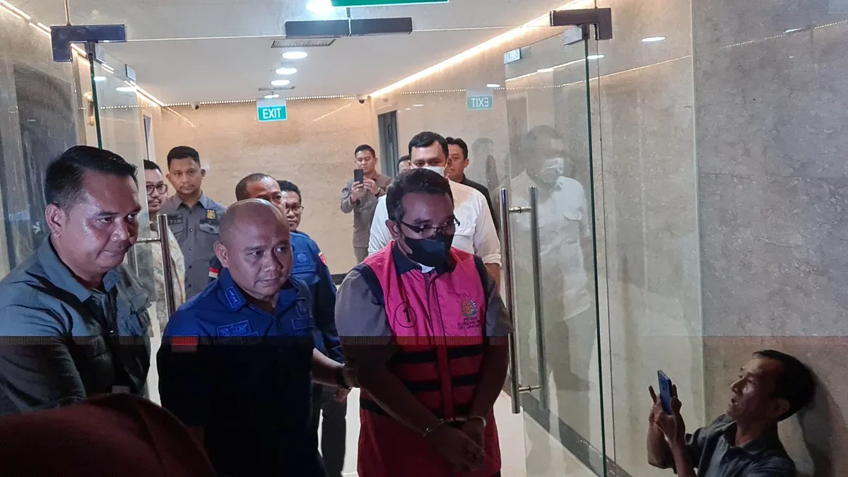 Gatot Arif Rahmadi selaku EO ditetapkan tersangka kasus korupsi yang menyeret kepala dinas Kebudayaan Jakarta, saat hendak dibawa ke lapas sebagai tahanan kejaksaan, Kamis 2 Januari 2025. (Poskota/Pandi Ramedhan)