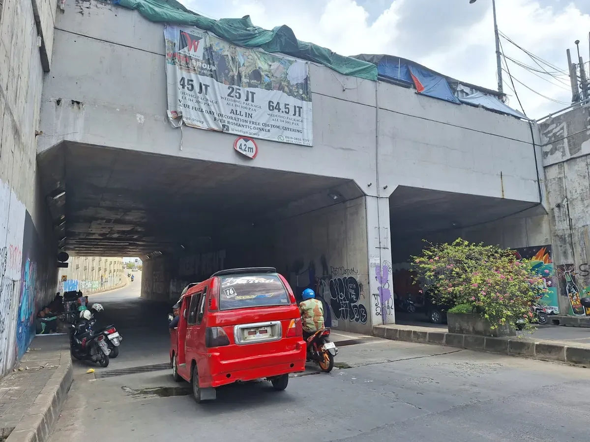 Sejumlah kendaraan melintas di Jalan Raya Underpas Tambun, Kabupaten Bekasi, Kamis, 2 Januari 2025. (Sumber: Poskota/Ihsan)