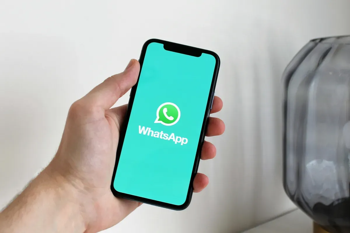 Ilustrasi cara melihat pesan WhatsApp yang sudah dihapus. (Sumber: Pexels/Anton)