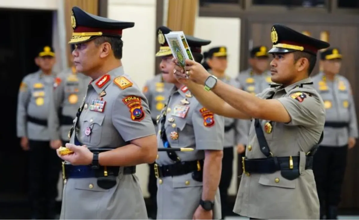 Kapolri Jenderal Pol. Listyo Sigit Prabowo memimpin serah terima jabatan (sertijab) Kapolda Sumatera Barat resmi diserahterimakan dari Irjen Pol. Suharyono kepada Irjen Pol. Gatot Tri Suryanta. (Sumber: Divisi Humas Mabes Polri)