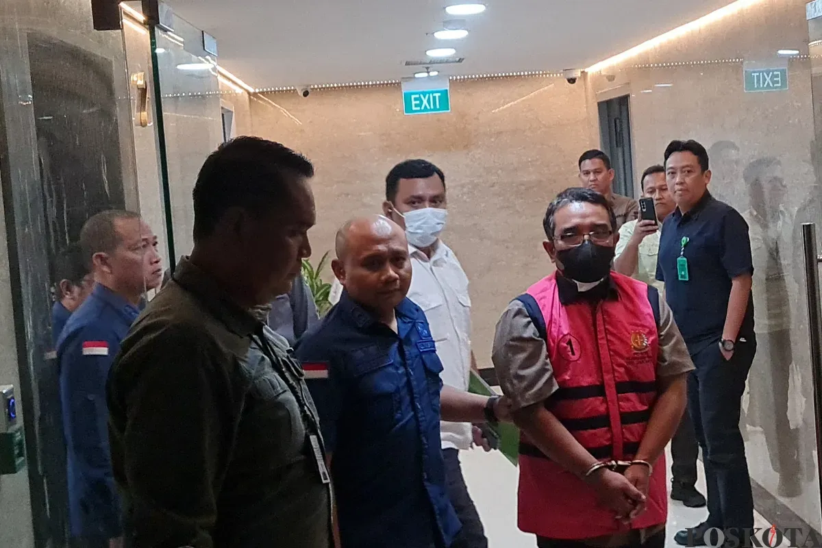 Petugas menggiring tersangka kasus korupsi di lingkungan Dinas Kebudayaan (Disbud) Jakarta yang bertindak sebagai pihak penyelenggara kegiatan (EO) fiktif, Gatot Arif Rahmadi, usai Press Conference di Kantor Kejati Jakarta. (Foto: Pandi)