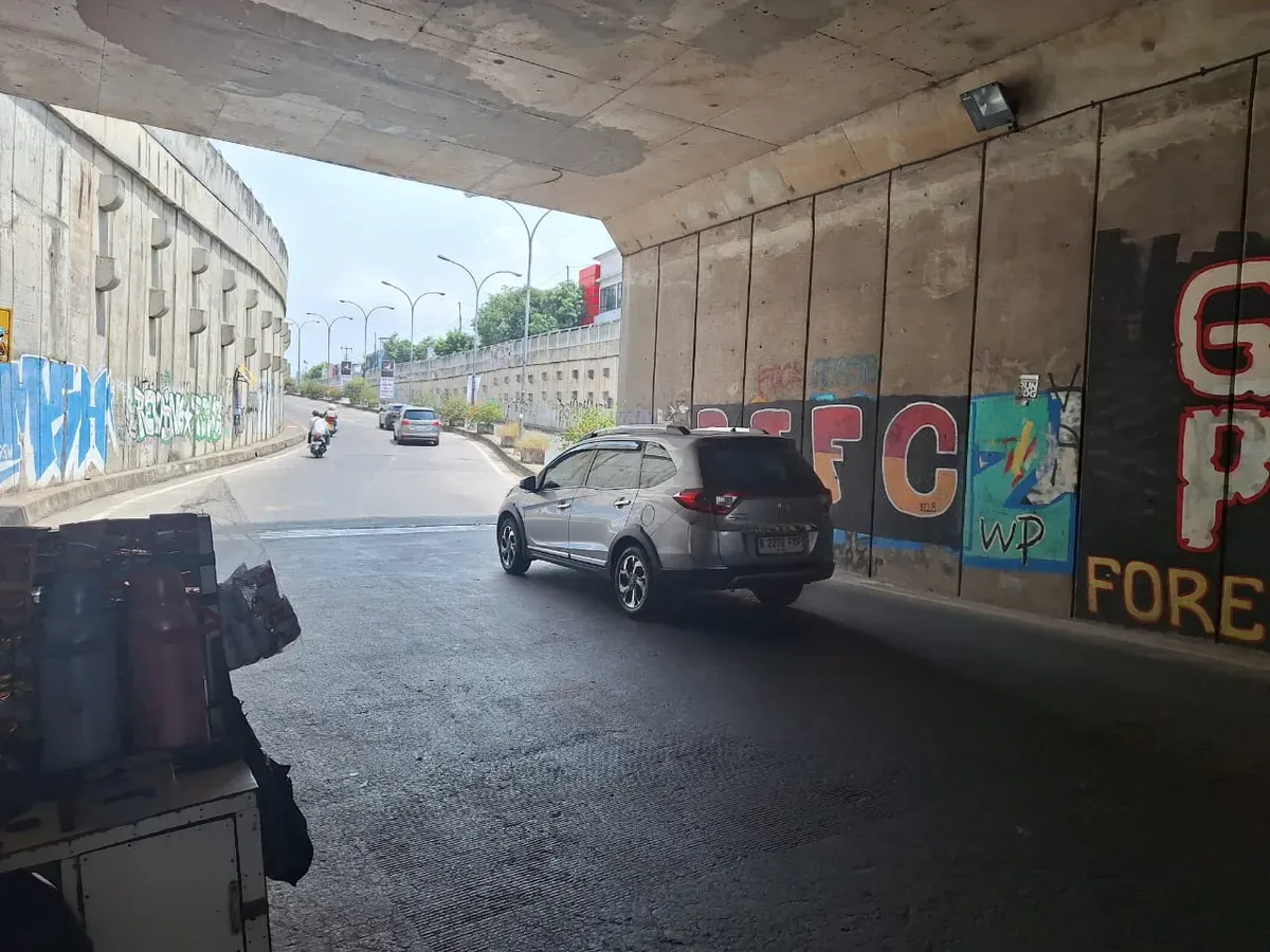 Lokasi kecelakaan dua motor di Jalan Underpass Tambun, Kabupaten Bekasi, Kamis, 2 Januari 2024. (Sumber: Poskota/Ihsan Fahmi)