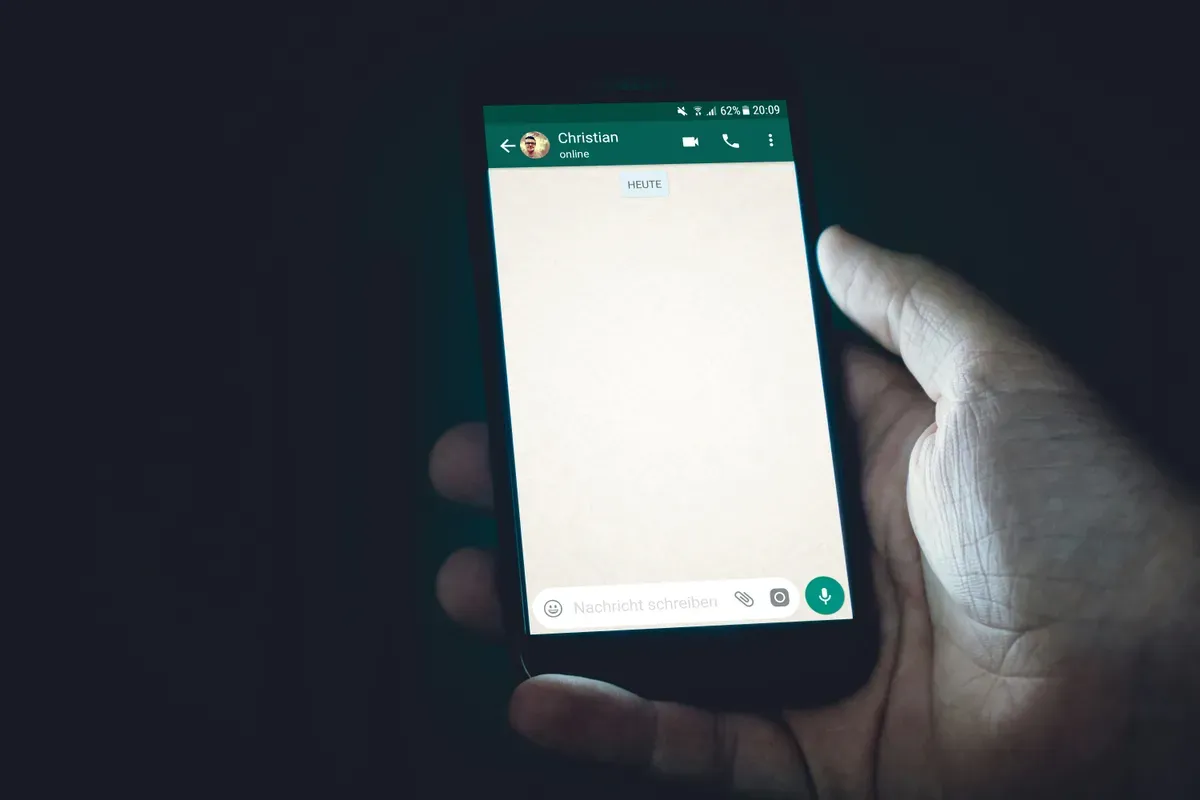 Cara mengganti gelembung chat WhatsApp. (Sumber: Unsplash/Christian Wiediger)