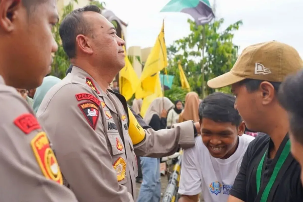 Kapolda Sulbar Irjen R Adan Ginanjar menyampaikan permohonan maaf atas pengeroyokan anggota polisi terhadap mahasiswa Kader HMI. (Sumber: Instagram/@polda_sulbar)