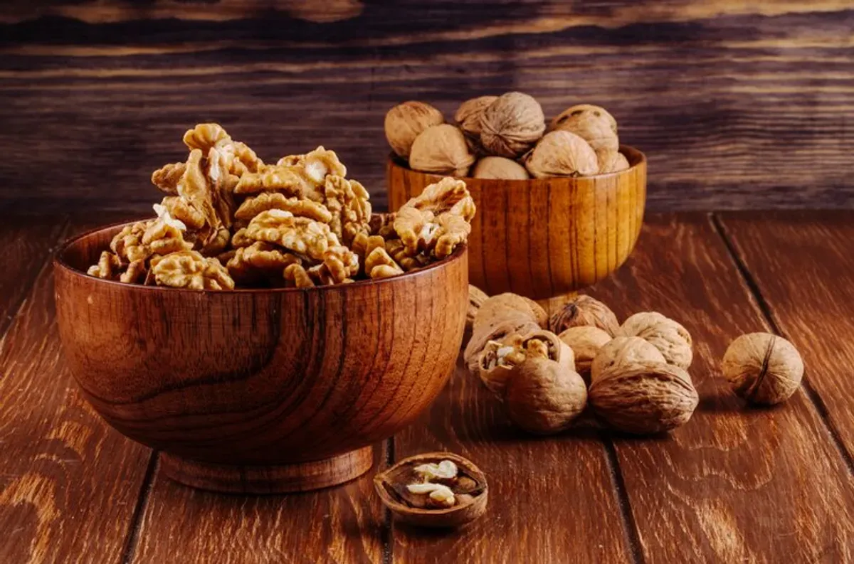 Kacang Kenari atau walnut ternyata miliki manfaat kesehatan yang tak sedikit loh. (Sumber: Freepik/stockking)