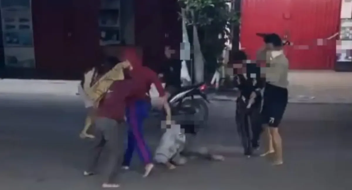 Aksi dua kelompok remaja terlibat tawuran di Jalan Raya Mangunjaya, Tambun Selatan, Kabupaten Bekasi. (Sumber: Dok : Screenshoot video warga Tambun, Bekasi)