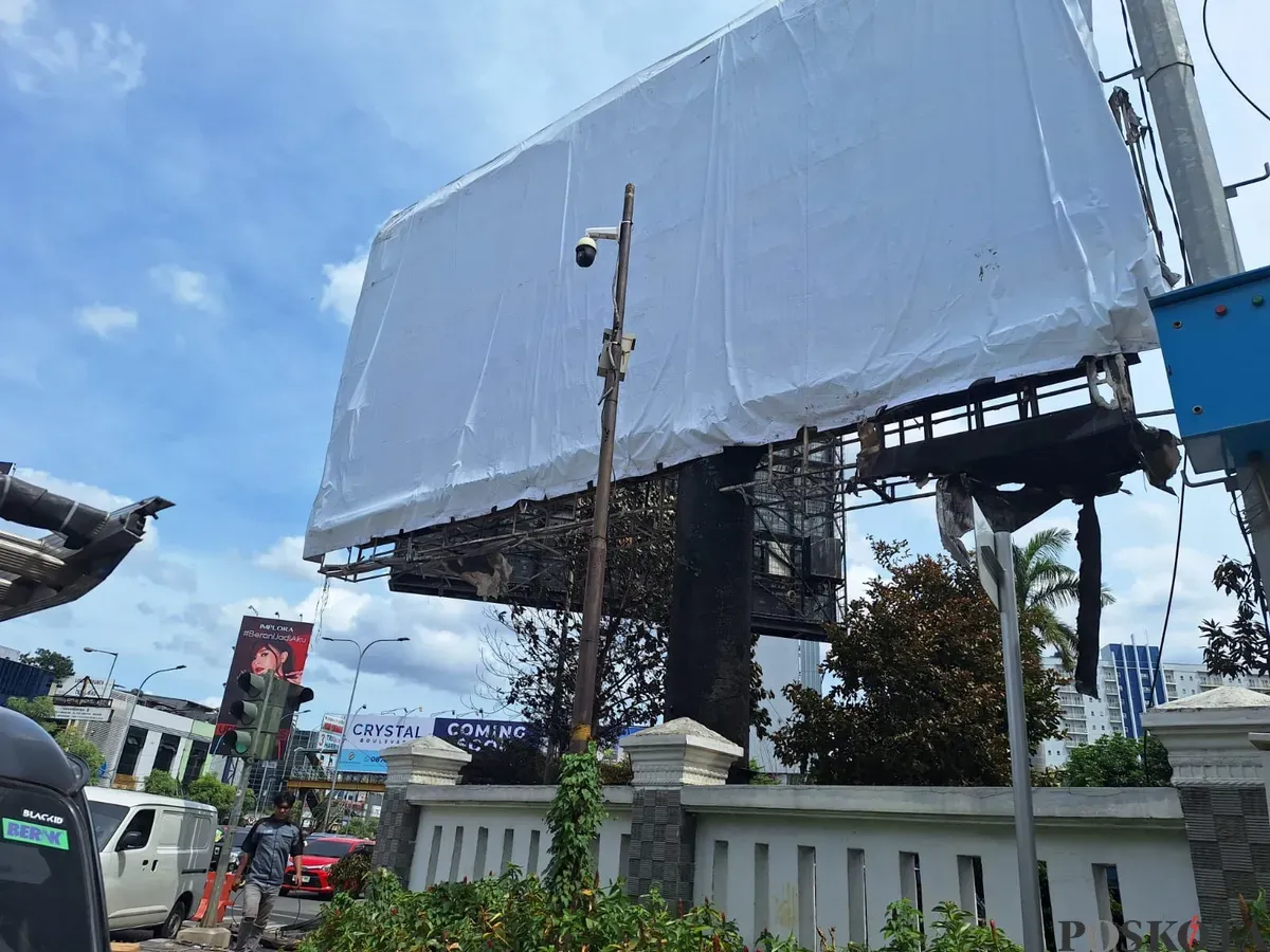 Setelah alami kebakaran, videotron di Kayuringin, Bekasi Selatan, Kota Bekasi ditutup memakai banner putih polos, Sabtu, 4 Januari 2025. (Sumber: Poskota/Ihsan Fahmi)