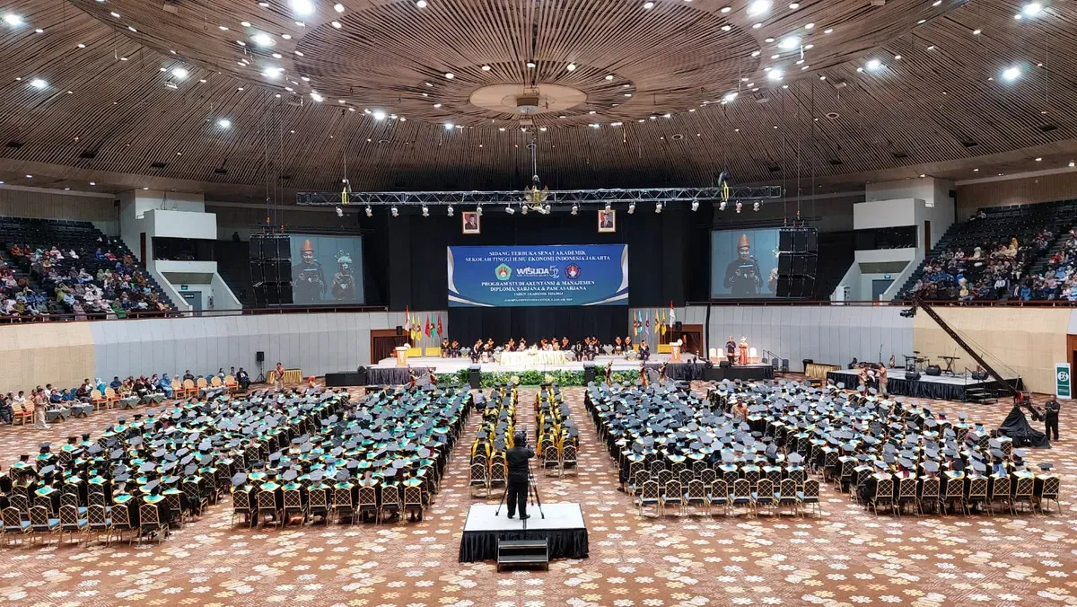 Wamentrans Viva Yoga Mauladi saat memberikan orasi ilmiah dihadapan para Sarjana dari Sekolah Tinggi Ilmu Ekonomi Indonesia (STEI) yang di wisuda di Jakarta. (Sumber: Dok. STEI)