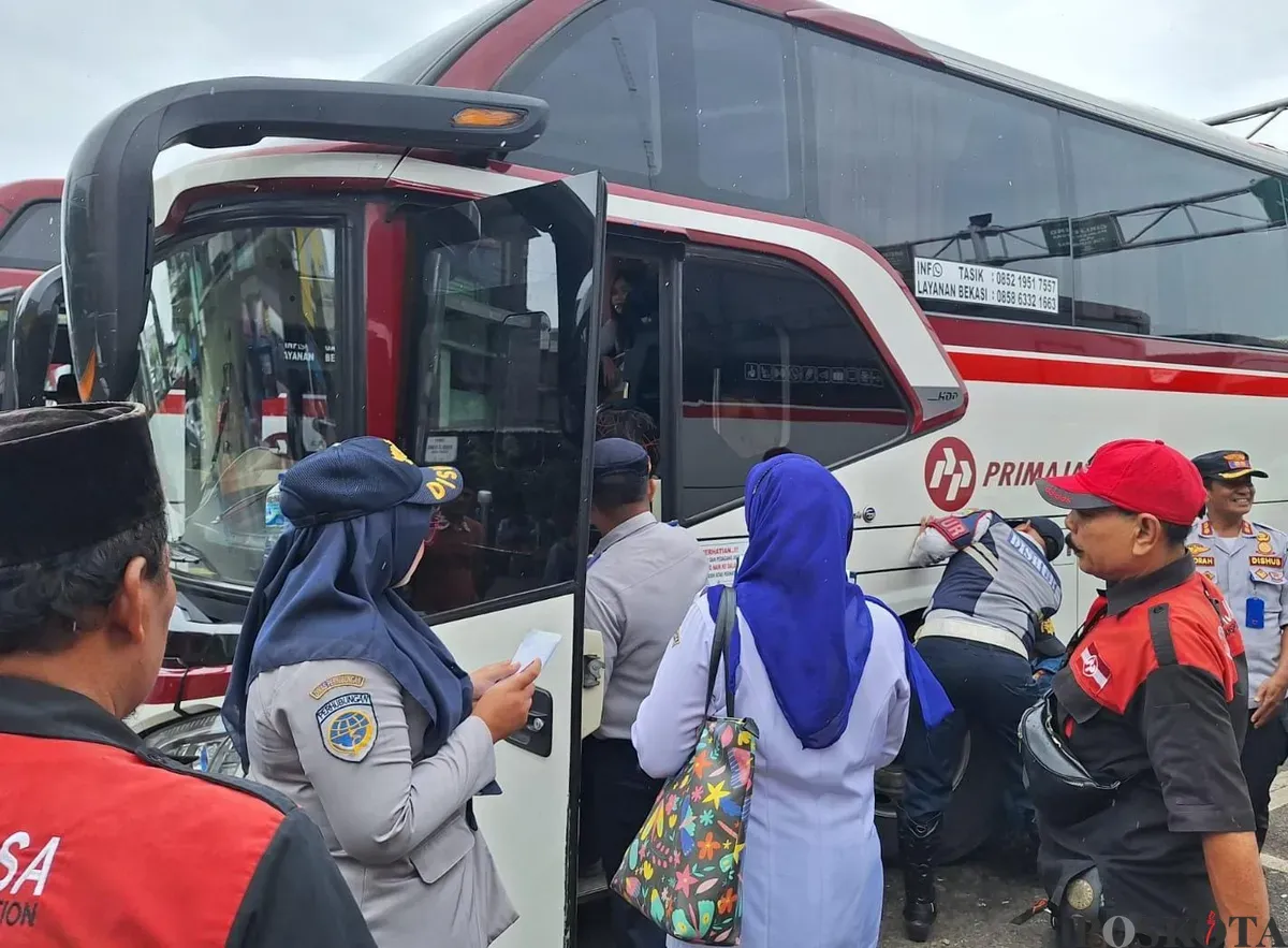 Petugas Dishub saat berada di Terminal Induk Bekasi, 10 Desember 2024. (Sumber: Poskota/Ihsan)