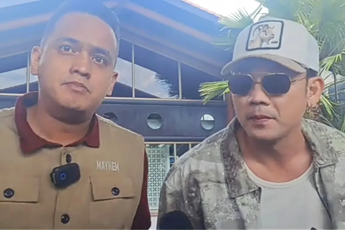 Denny Sumargo dan Garry Julian siap berangkat ke NTT untuk menyerahkan dana donasi Agus Salim Rp1,3 miliar. (Sumber: Tangkap Layar YouTube/Intens Investigasi)