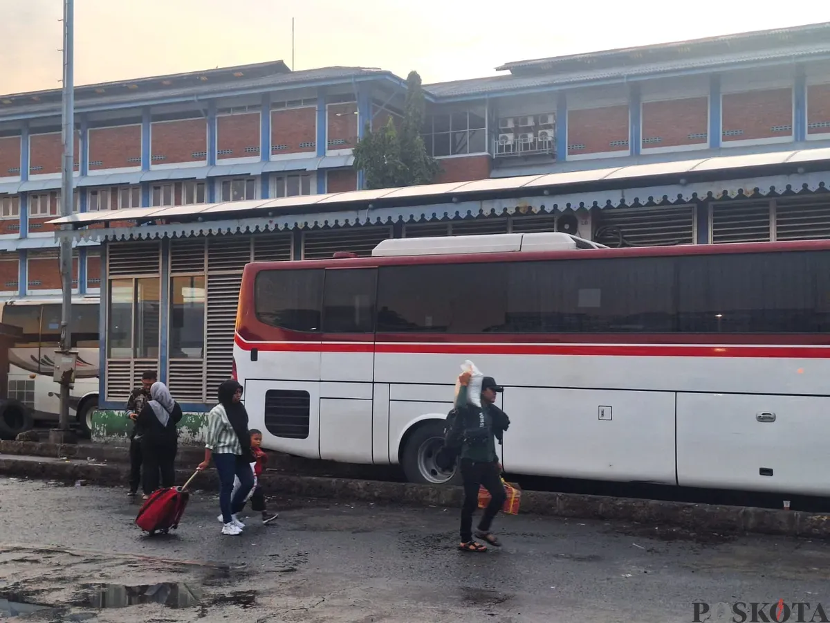 Sejumlah penumpang turun dari bus di Terminal Induk Bekasi, Minggu, 5 Januari 2025. (Sumber: (Poskota/Ihsan))