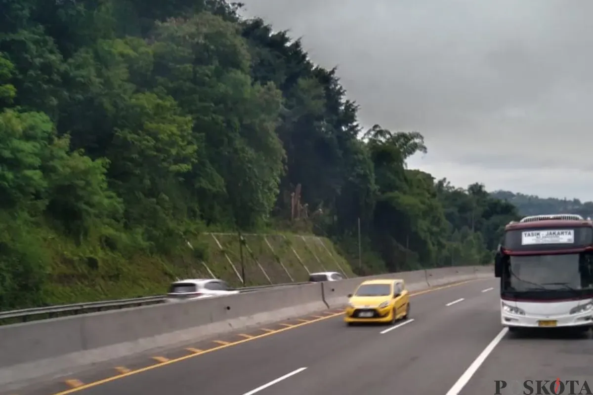 Beberapa kendaraan yang melintas di Tol Cipularang. (Sumber: Poskota/Muhamad Arip Apandi)