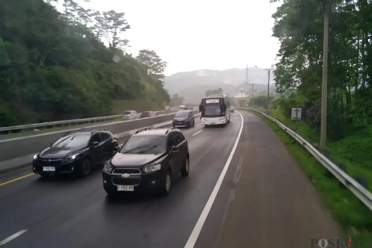 Beberapa kendaraan melintas di Tol Cipularang. (Sumber: Poskota/Muhamad Arip Apandi)