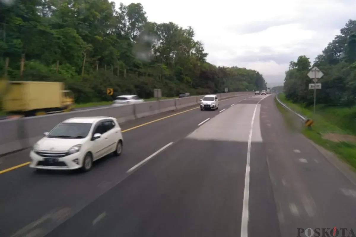 Kendaraan-kendaraan yang melintas di Tol Cipularang. (Sumber: Poskota/Muhamad Arip Apandi)