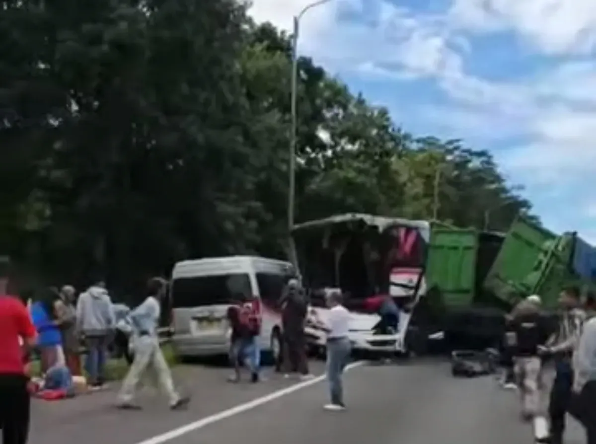 Kecelakaan beruntun di Tol Purbaleunyi KM 97 menyebabkan Bus Primajasa rusak parah dibagian depannya. (Sumber: Instagram @infobdgbaratcimahi)