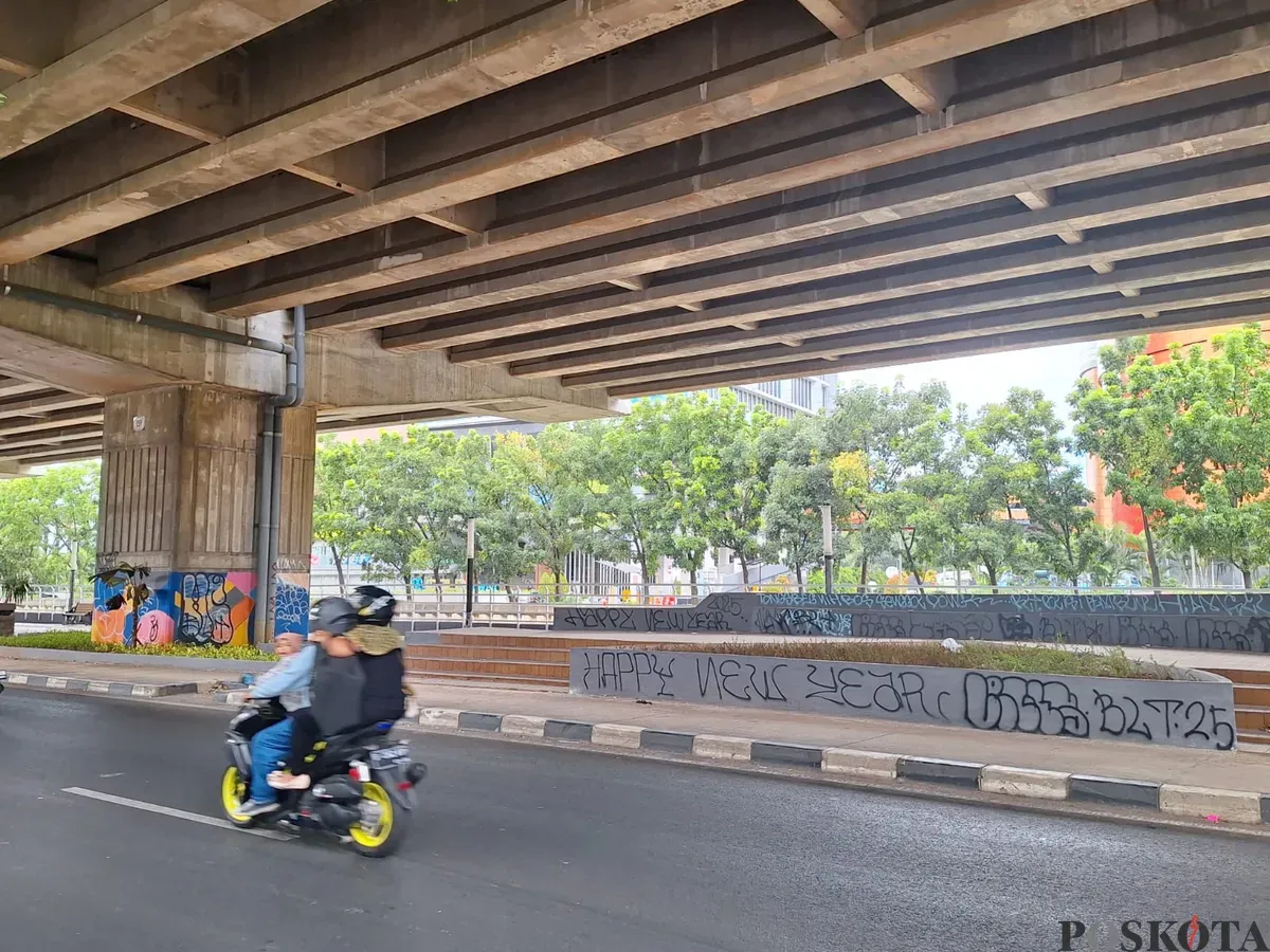 Berbagai macam coretan vandalisme di Taman Kalimalang, Kota Bekasi, Minggu, 5 Januari 2025. (Sumber: Poskota/Ihsan)