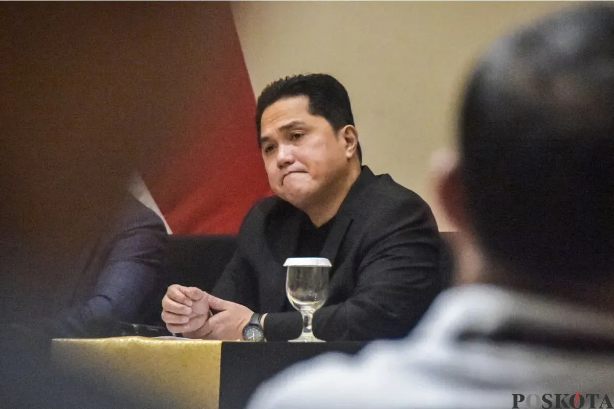 Ketua Umum PSSI, Erick Thohir saat mengumumkan pemecatan Shin Tae-yong dari jabatan pelatih Timnas Indonesia dalma jumpa pers di Menara Danareksa, Jakarta Pusat, Senin, 6 Januari 2025. (Sumber: Poskota/Bilal Nugraha Ginanjar)