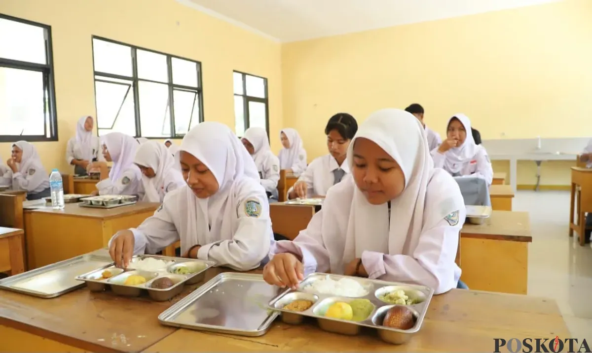 Siswa-siswi di SMAN 1 Pebayuran, Kabupaten Bekasi, saat menyantap makan bergizi gratis (MBG) pada Senin, 6 Januari 2025. Mekanismenya akan diubah selama Ramadhan. (Sumber: Poskota/Ihsan)