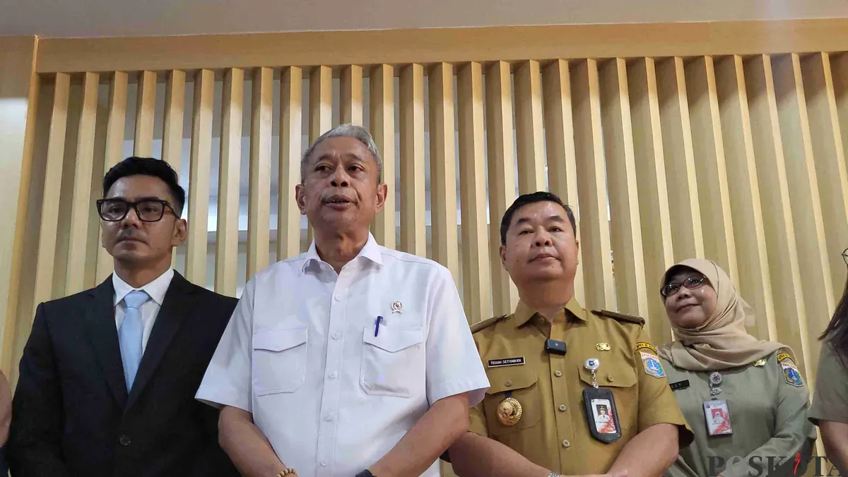 Wamensos RI Agus Jabo Priyono bersama Pj Gubernur Jakarta Teguh Setyabudi dan Jubir Kantor Kepresidenan Dedek Prayudi saat tinjau program MBG di SMP Barunawati, Palmerah, Jakarta Barat. (Sumber: Poskota/Pandi Ramedhan)