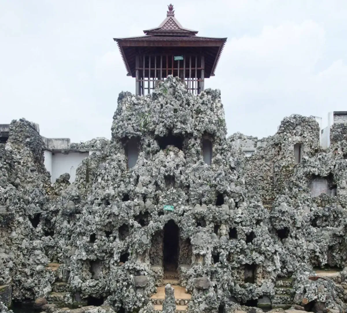 Taman Sari Gua Sunyaragi merupakan wisata bersejarah di Cirebon (Sumber: Instagram/@ratrichibi)
