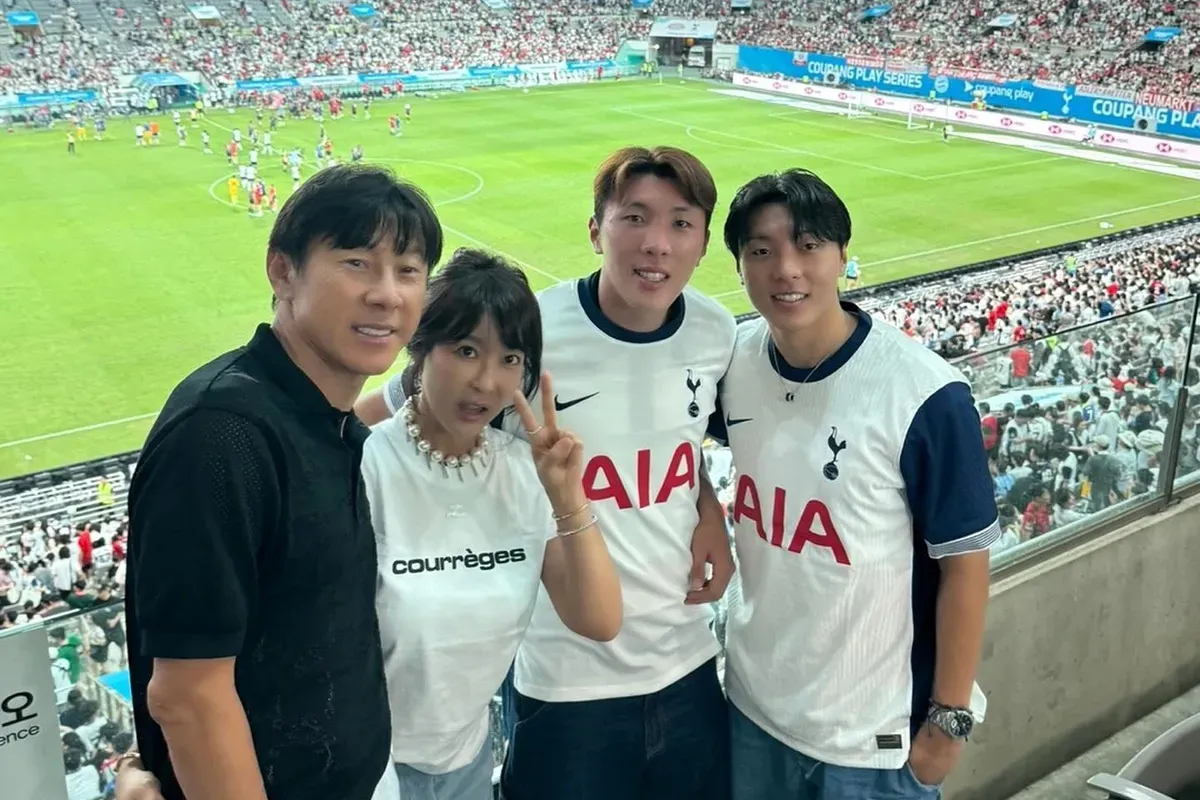 Shin Tae Yong dan putranya, Shin Jae-won (kedua dari kanan) saat menyaksikan pertandingan pramusim Tottenham Hotspur menghadapi K-League All-Stars Club di Seoul pada 31 Juli 2024. (Sumber: Instagram @shin_jaewon77)