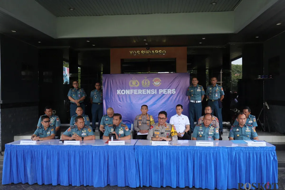 Pangkoarmada RI, Laksamana Madya TNI Denih Hendrata, didampingi Kapolda Banten, Irjen Pol Suyudi Ario Seto, bersama pejabat terkait memberikan keterangan terkait kasus penembakan di Rest Area Tol Tangerang-Merak. (Sumber: Poskota/Angga Pahlevi)