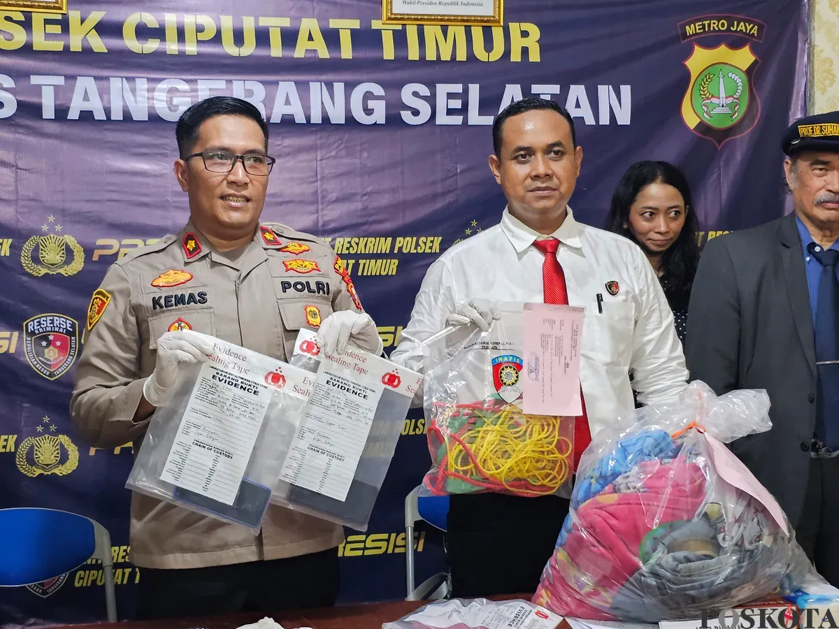 Kapolsek Ciputat Timur, Kompol Kemas Arifin saat menunjukkan barang bukti kasus keluarga tewas di Mapolsek Ciputat Timur, Selasa, 7 Januari 2025. (Sumber: Poskota/Veronica Prasetio)