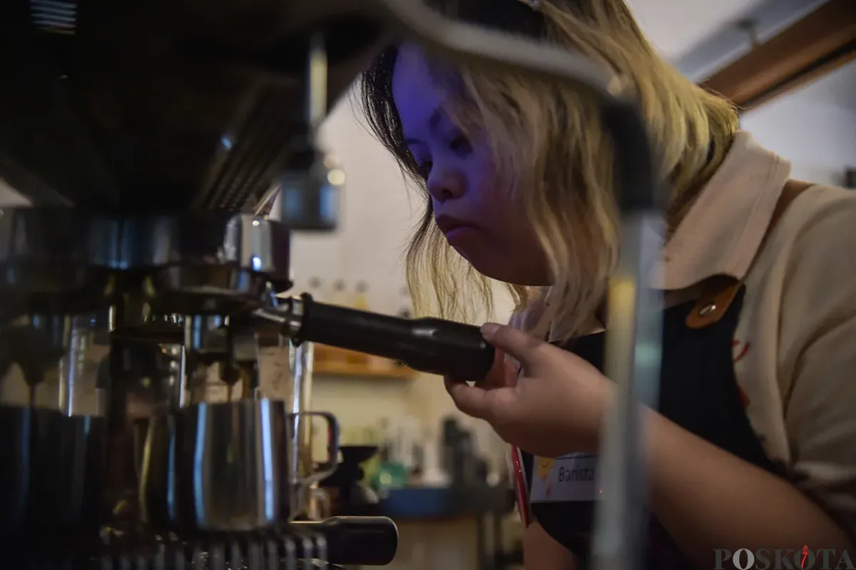Wanita penyandang down Syndrome sekaligus berprofesi sebagai peracik kopi (Barista) ketika mengisi aktivitasnya mulai dari mempersiapkan, meracik hingga menyajikan minuman kopi pesanan pelanggannya di Kedai Kopi Kamu, Jakarta Selatan, Selasa, 7 Desember 2025. (Poskota/ Bilal Nugraha Ginanjar) (Sumber: Poskoata/ Bilal Nugraha Ginanjar)