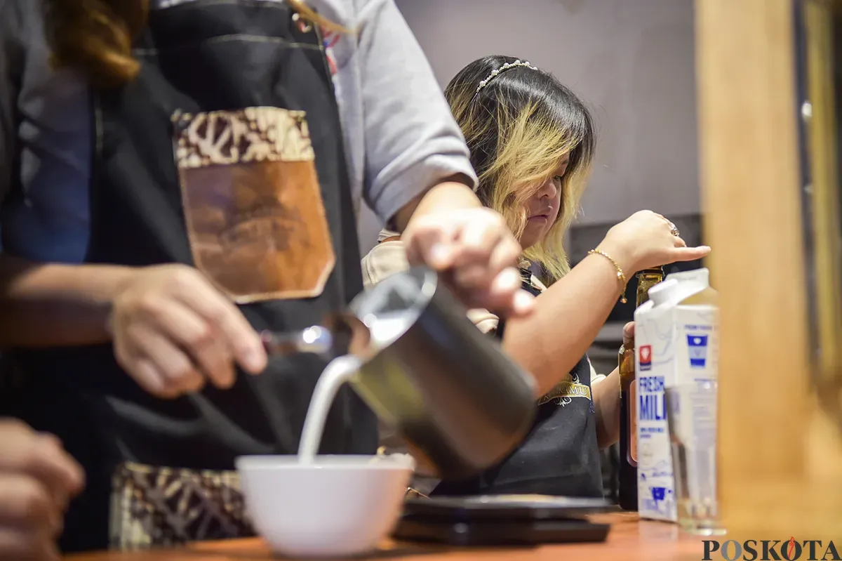 Wanita penyandang down Syndrome sekaligus berprofesi sebagai peracik kopi (Barista) ketika mengisi aktivitasnya mulai dari mempersiapkan, meracik hingga menyajikan minuman kopi pesanan pelanggannya di Kedai Kopi Kamu, Jakarta Selatan, Selasa, 7 Desember 2025. (Poskota/ Bilal Nugraha Ginanjar) (Sumber: Poskoata/ Bilal Nugraha Ginanjar)