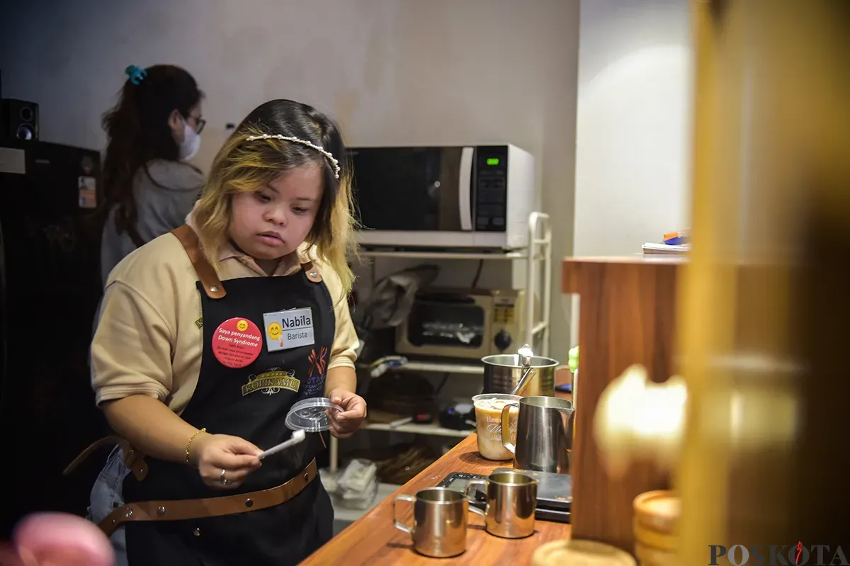 Wanita penyandang down Syndrome sekaligus berprofesi sebagai peracik kopi (Barista) ketika mengisi aktivitasnya mulai dari mempersiapkan, meracik hingga menyajikan minuman kopi pesanan pelanggannya di Kedai Kopi Kamu, Jakarta Selatan, Selasa, 7 Desember 2025. (Poskota/ Bilal Nugraha Ginanjar) (Sumber: Poskoata/ Bilal Nugraha Ginanjar)