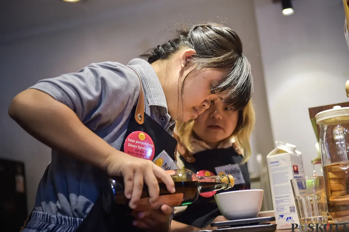Wanita penyandang down Syndrome sekaligus berprofesi sebagai peracik kopi (Barista) ketika mengisi aktivitasnya mulai dari mempersiapkan, meracik hingga menyajikan minuman kopi pesanan pelanggannya di Kedai Kopi Kamu, Jakarta Selatan, Selasa, 7 Desember 2025. (Poskota/ Bilal Nugraha Ginanjar) (Sumber: Poskoata/ Bilal Nugraha Ginanjar)