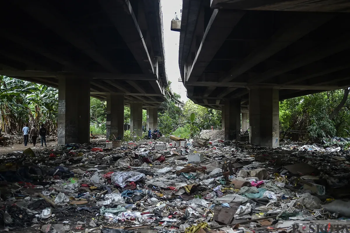 Petugas Suku Dinas Jakarta Barat, membersihkan sisa bangunan rumah bekas tempat tinggal sejumlah warga di bawah Kolong Tol Angke, Grogol Petamburan, Jakarta Barat, Selasa, 7 Januari 2025. (Sumber: Poskoata/ Bilal Nugraha Ginanjar)