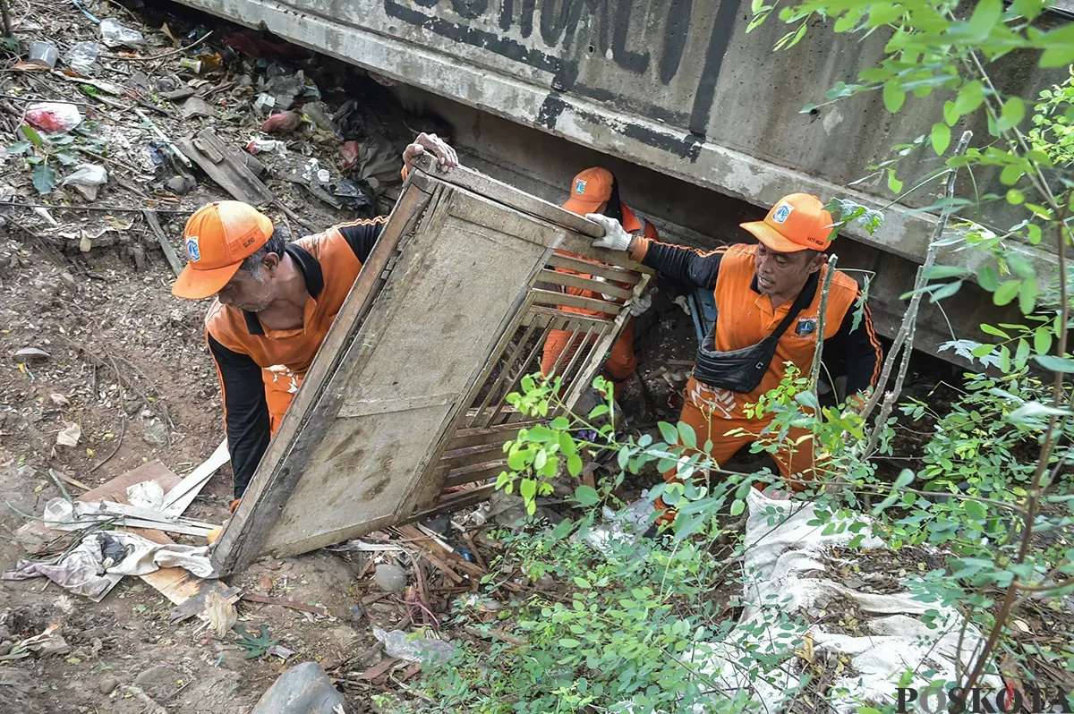 Petugas Suku Dinas Jakarta Barat, membersihkan sisa bangunan rumah bekas tempat tinggal sejumlah warga di bawah Kolong Tol Angke, Grogol Petamburan, Jakarta Barat, Selasa, 7 Januari 2025. (Sumber: Poskoata/ Bilal Nugraha Ginanjar)