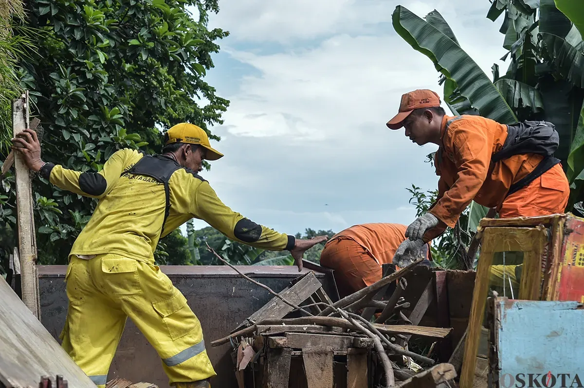 Petugas Suku Dinas Jakarta Barat, membersihkan sisa bangunan rumah bekas tempat tinggal sejumlah warga di bawah Kolong Tol Angke, Grogol Petamburan, Jakarta Barat, Selasa, 7 Januari 2025. (Sumber: Poskoata/ Bilal Nugraha Ginanjar)