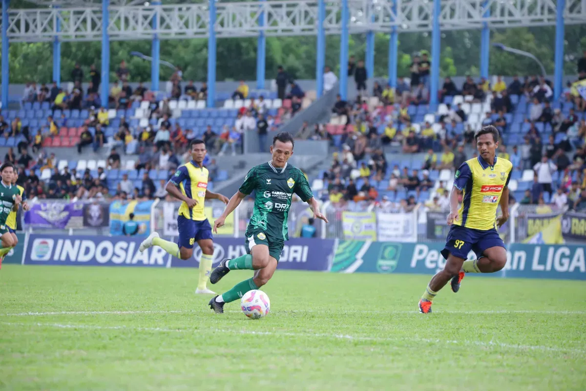 Pemain PSKC Cimahi Chenco Gyeltshen (hijau), mendapat kawalan ketat dari pemain Persikota Tangerang dalam lanjutan Liga 2 Pegadaian Indonesia di Stadion Benteng Reborn, Kota Tangerang, Minggu, 5 Januari 2025. (Sumber: Dok. PSKC Cimahi)