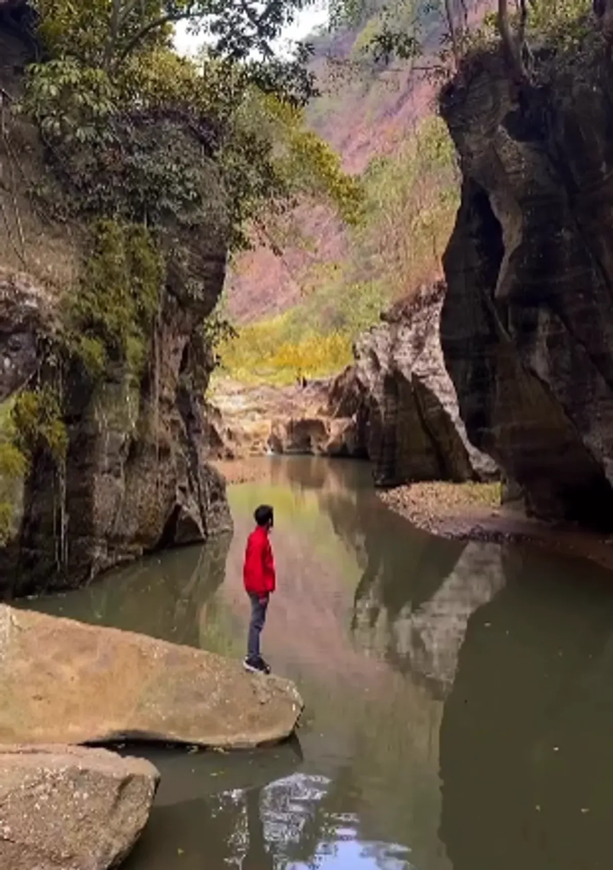 Sungai Cikahuripan disebut juga sebagai Green Canyon Bandung (Sumber: Instagram/@explorebandung)