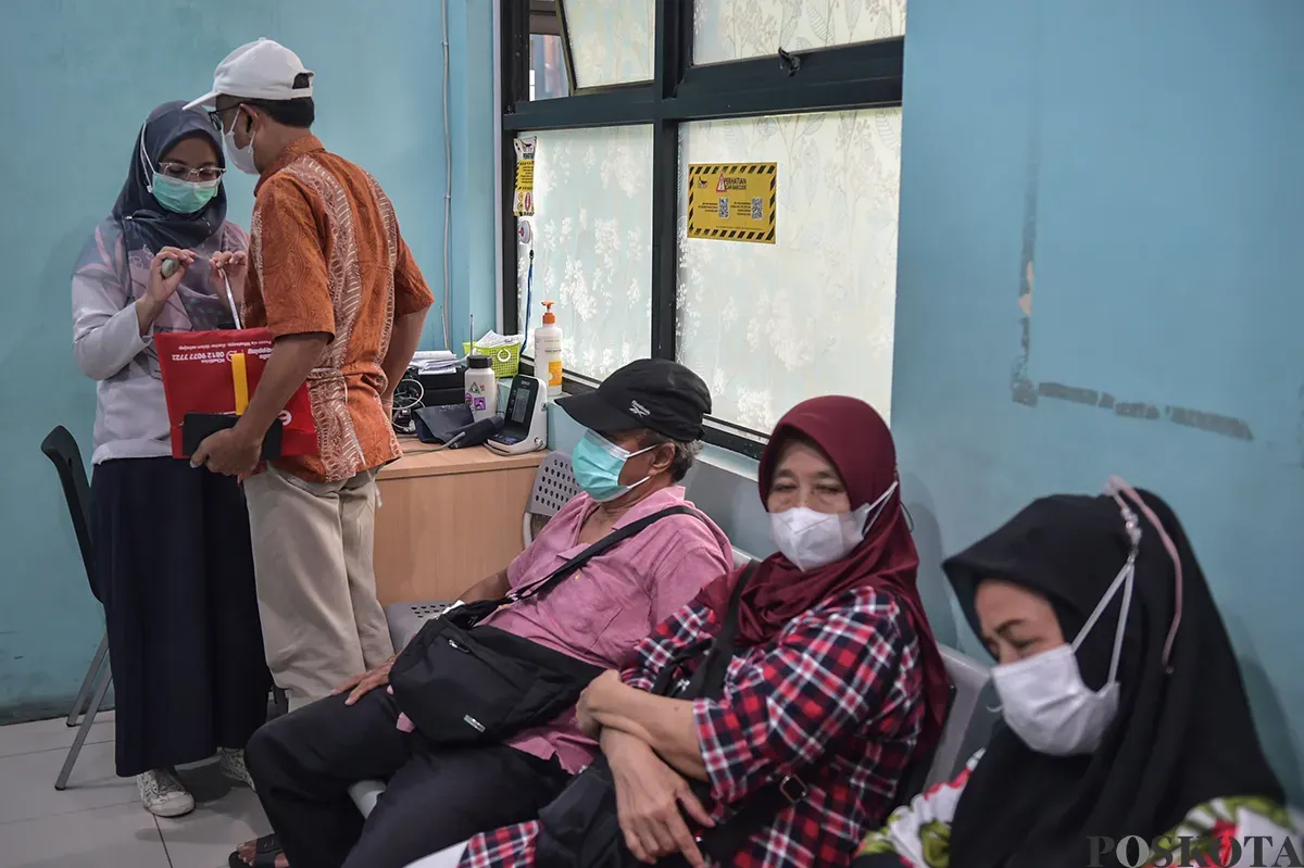Sejumlah warga saat melakukan pemeriksaan kesehatan di Pusat Layanan Kesehatan Masyarakat (Puskesmas) Palmerah, Jakarta Barat, Rabu, 8 Januari 2025. (Sumber: Poskoata/ Bilal Nugraha Ginanjar)
