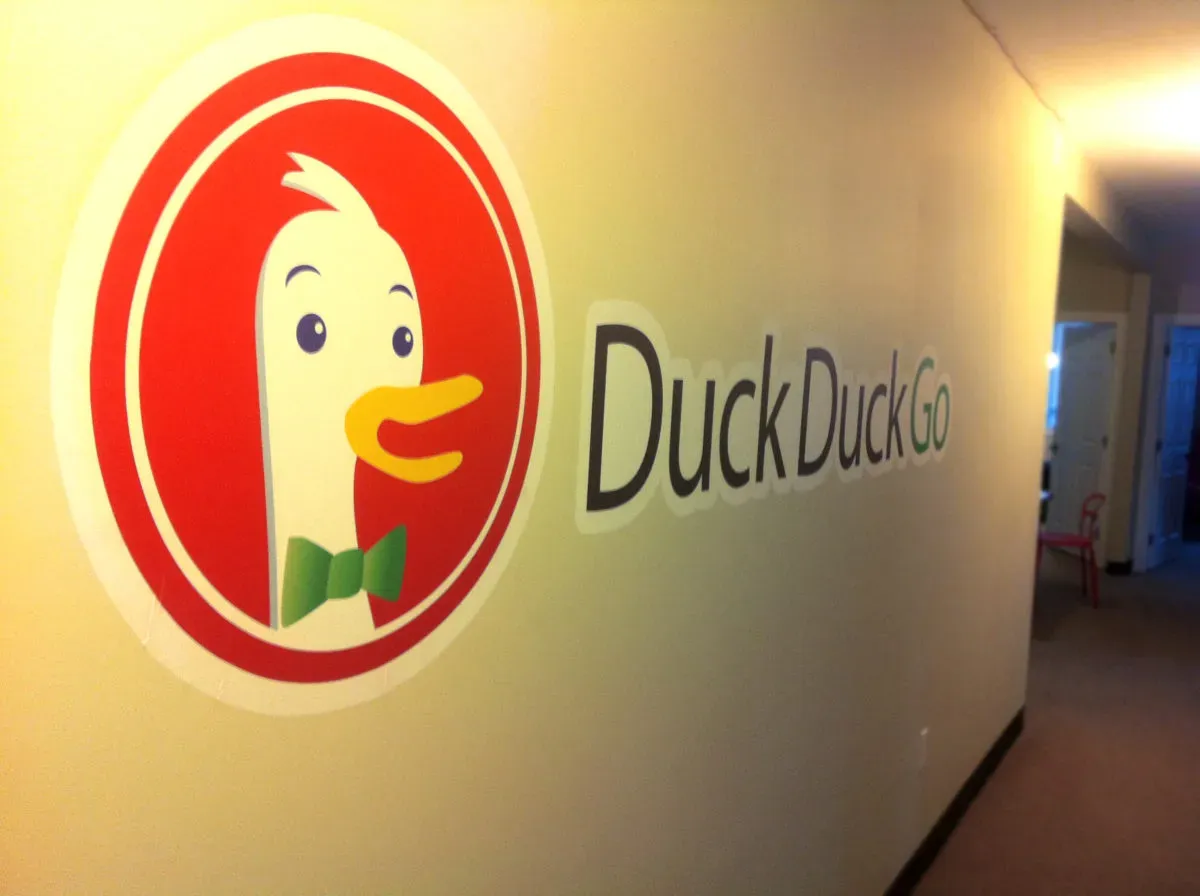 Ilustrasi cara membuka situs DuckDuckGo. (Sumber: technical.ly)