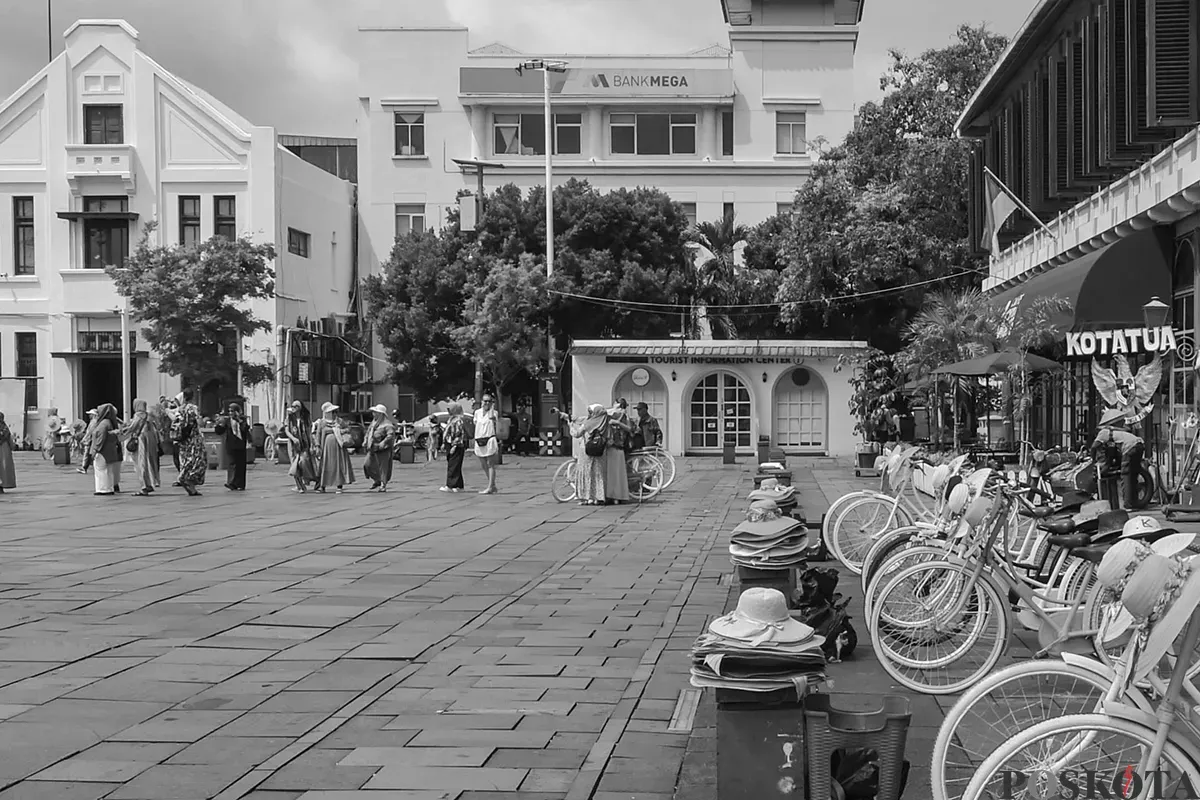 Sejumlah bangunan tua peninggalan sejarah yang masih berdiri kokoh sekaligus sebagai heritage yang kerap dikunjungi wisatawan lokal maupun mancanegara di kawasan Kota Tua, Jakarta, Rabu, 8 Januari 2025. (Sumber: Poskoata/ Bilal Nugraha Ginanjar)