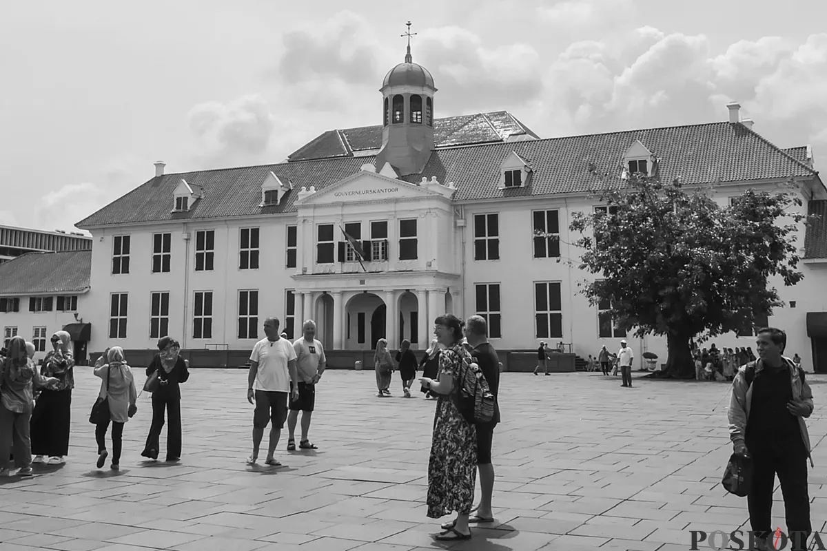 Sejumlah bangunan tua peninggalan sejarah yang masih berdiri kokoh sekaligus sebagai heritage yang kerap dikunjungi wisatawan lokal maupun mancanegara di kawasan Kota Tua, Jakarta, Rabu, 8 Januari 2025. (Sumber: Poskoata/ Bilal Nugraha Ginanjar)