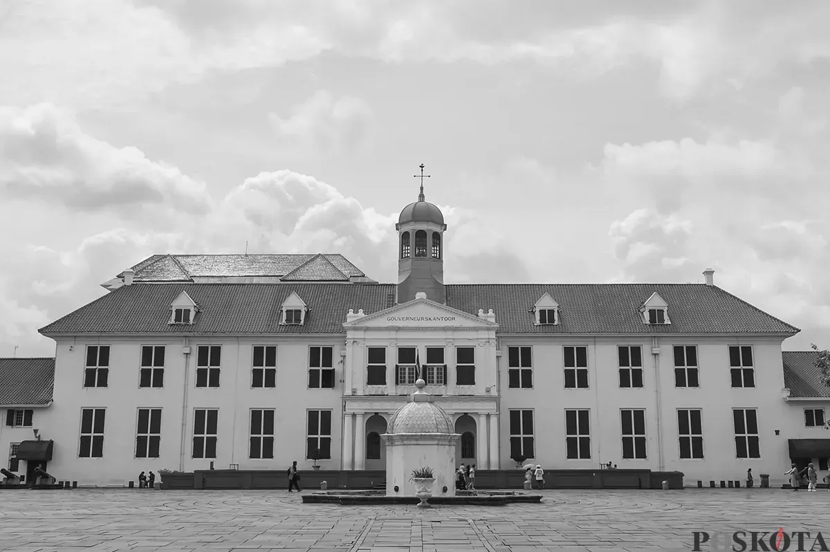 Sejumlah bangunan tua peninggalan sejarah yang masih berdiri kokoh sekaligus sebagai heritage yang kerap dikunjungi wisatawan lokal maupun mancanegara di kawasan Kota Tua, Jakarta, Rabu, 8 Januari 2025. (Sumber: Poskoata/ Bilal Nugraha Ginanjar)