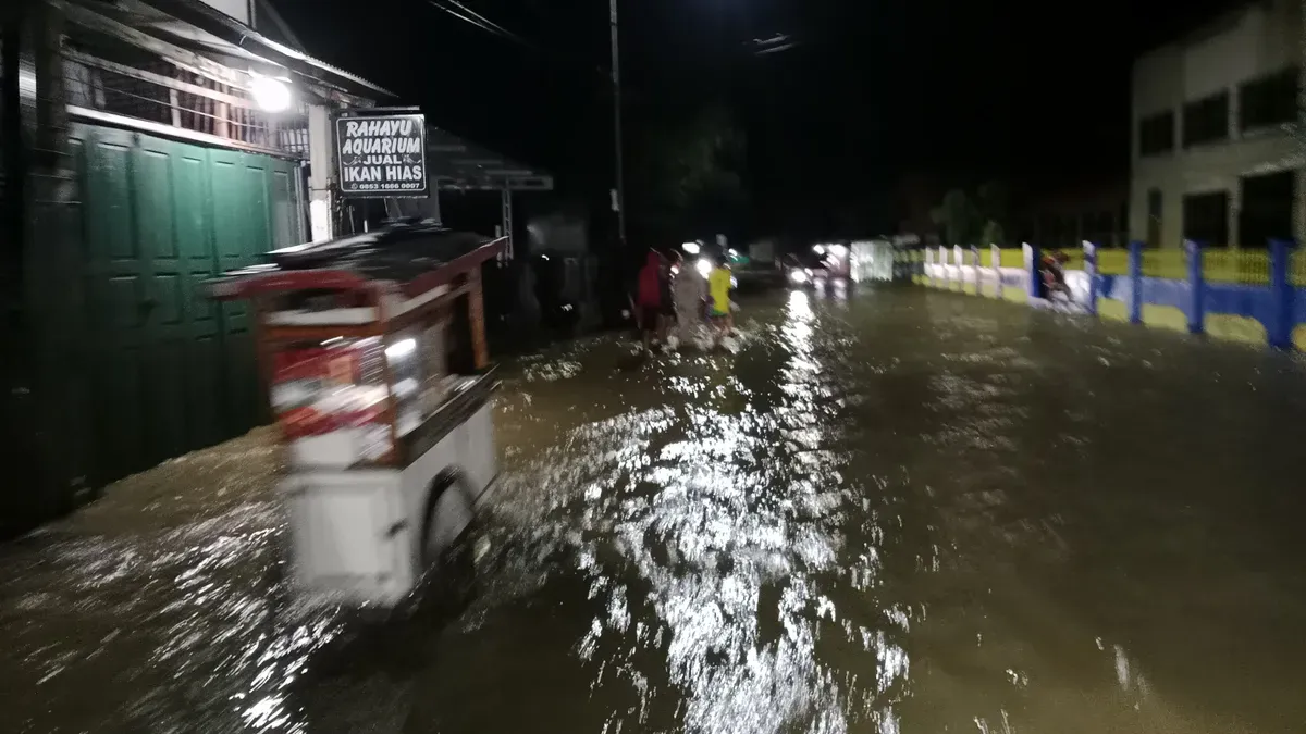 Banjir merendam sejumlah titik di wilayah selatan Kabupaten Garut. SMPN 1 Pameungpeuk menjadi salah satu titik yang terendam. (Sumber: Forum Relawan Penanggulangan Bencana Garut Selatan)