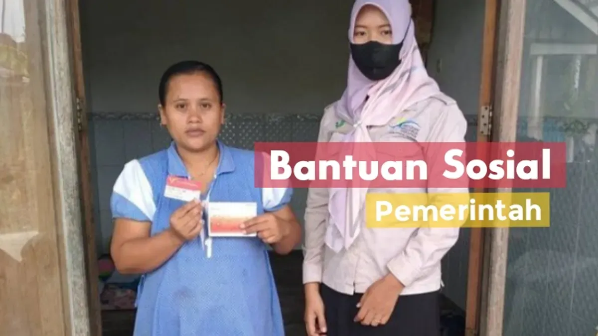 Ilustrasi ibu hamil kategori penerima bansos PKH memperlihatkan dana bantuan yang didapatnya didampingi Pendamping Sosial. (Sumber: Kemensos/edited Neni Nuraeni/)