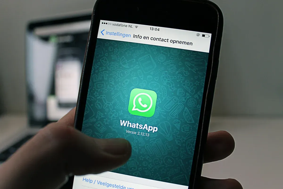 Cara login WhatsApp menggunakan email. (Sumber: Pexels/Anton)