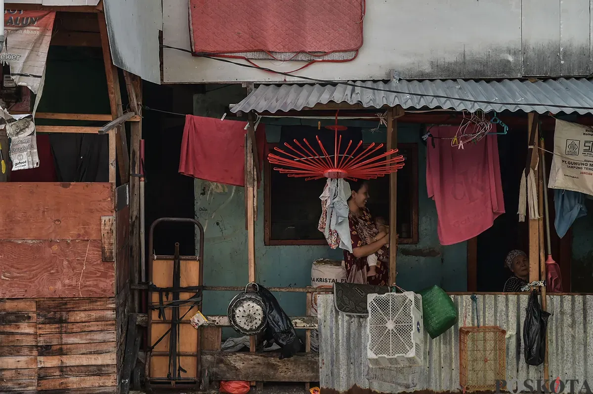 Warga beraktivitas di permukiman padat penduduk, Kebon Kacang, Tanah Abang, Jakarta Pusat, Rabu (8/1). (Sumber: Poskoata/ Bilal Nugraha Ginanjar)