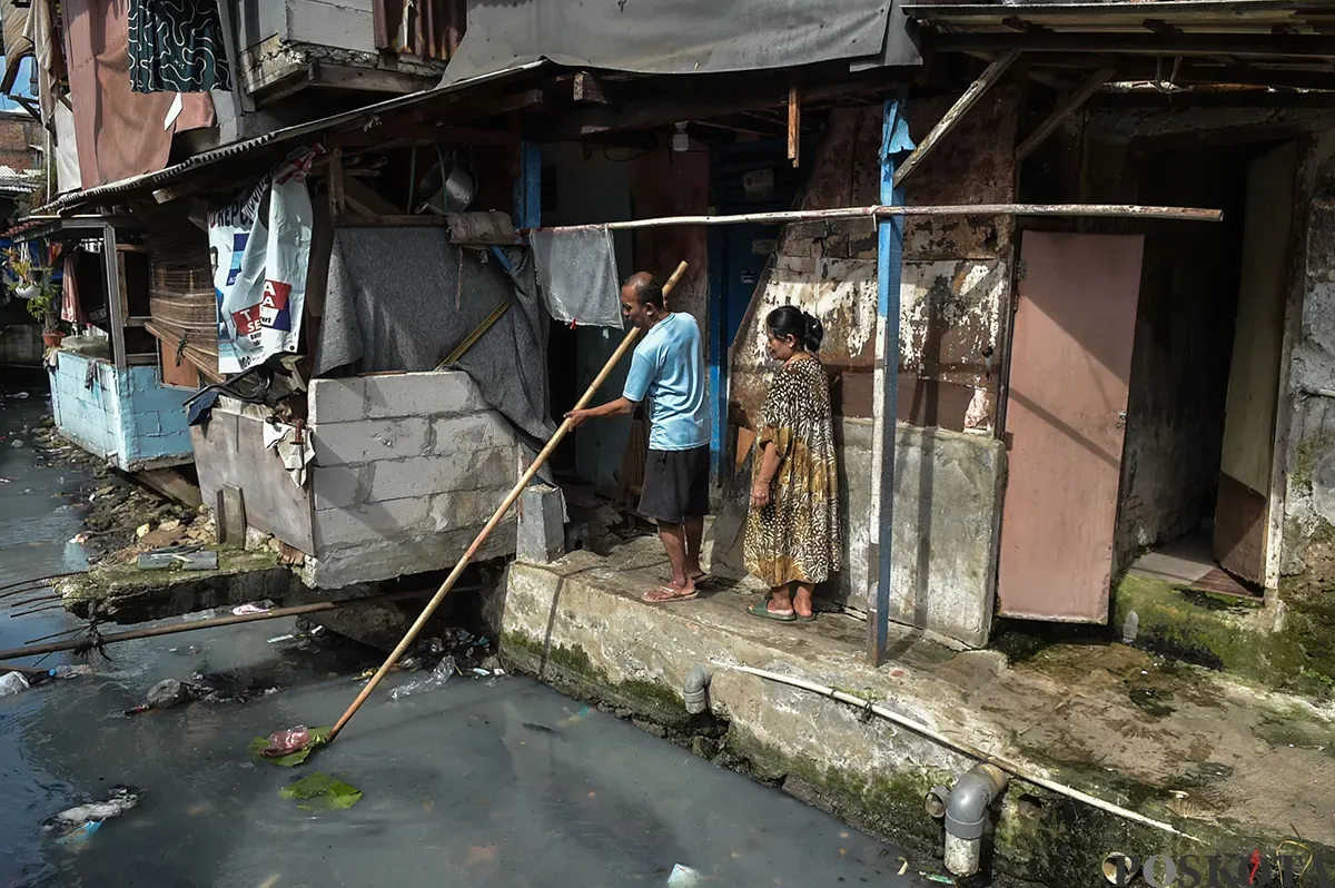 Warga beraktivitas di permukiman padat penduduk, Kebon Kacang, Tanah Abang, Jakarta Pusat, Rabu (8/1). (Sumber: Poskoata/ Bilal Nugraha Ginanjar)