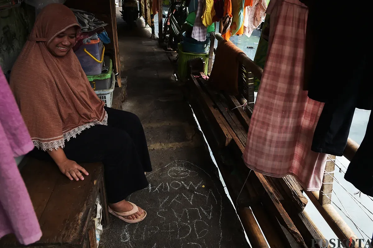 Warga beraktivitas di permukiman padat penduduk, Kebon Kacang, Tanah Abang, Jakarta Pusat, Rabu (8/1). (Sumber: Poskoata/ Bilal Nugraha Ginanjar)