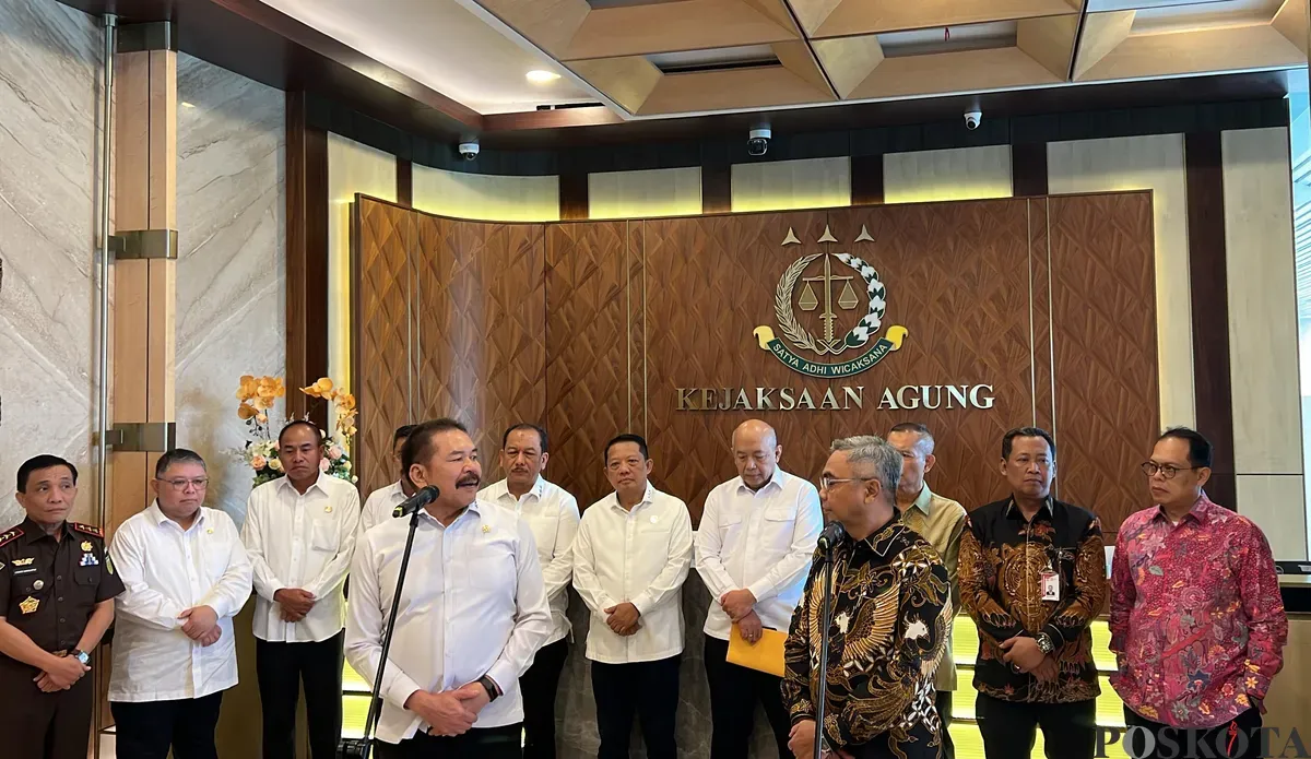 Jaksa Agung, Sanitiar Burhanuddin (kiri) dan Ketua KPK, Setyo Budiyanto (kanan) bertemu di Gedung Kejaksaan Agung (Kejagung), Jakarta Selatan, Rabu, 8 Januari 2025. (Sumber: Poskota/Ali Mansur)