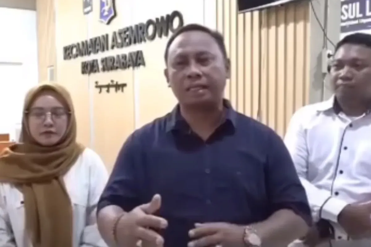 Camat Asemrowo, Surabaya, Muhammad Khusnul Amin akan lapor polisi usai viralnya penggerebekan warga ke kantornya. (Sumber: Tangkap Layar Instagram/@medsoszone)